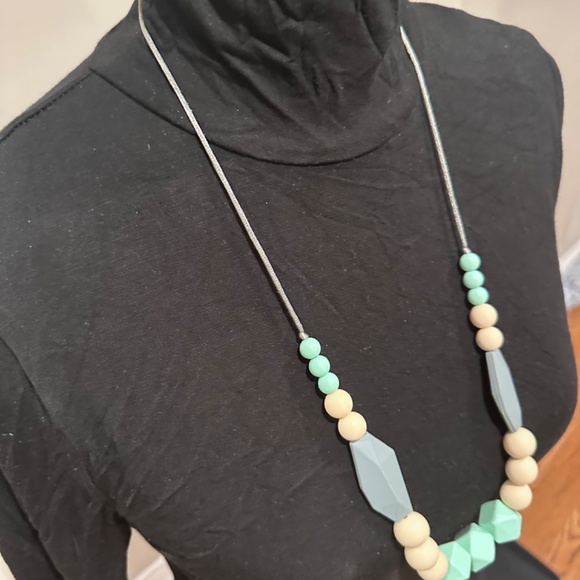 Like New Maternity / New Mom Teething Necklace - Picture 7 of 7
